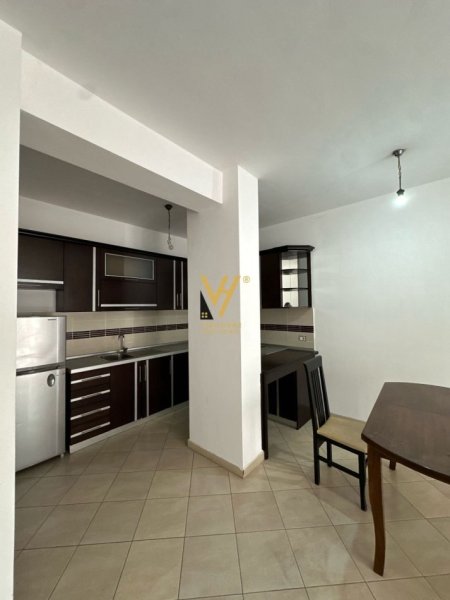 Tirane, jepet me qera zyre Kati 2, 105 m² 900 € (KRISTAL CENTER, KOMUNA E PARISIT)