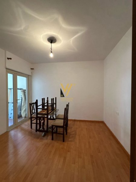 Tirane, jepet me qera zyre Kati 2, 105 m² 900 € (KRISTAL CENTER, KOMUNA E PARISIT)