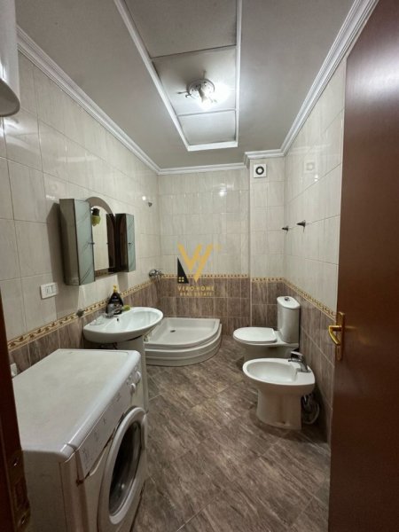 Tirane, jepet me qera zyre Kati 2, 105 m² 900 € (KRISTAL CENTER, KOMUNA E PARISIT)