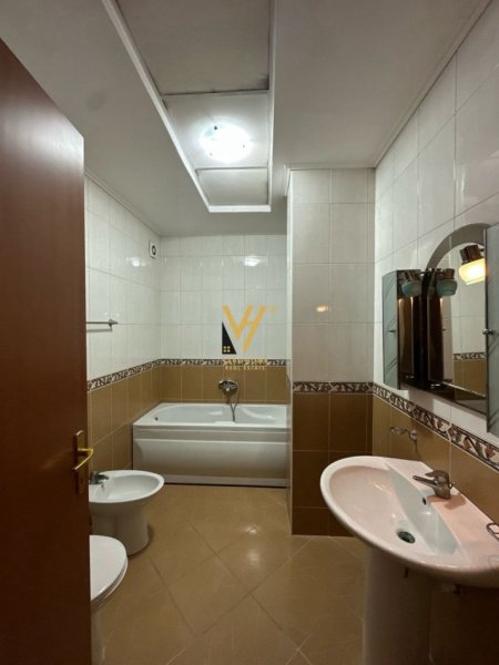 Tirane, jepet me qera zyre Kati 2, 105 m² 900 € (KRISTAL CENTER, KOMUNA E PARISIT)