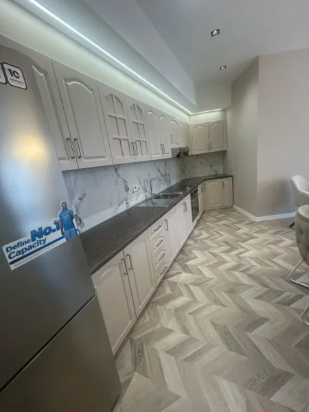 Tirane, jepet me qera apartament 2+1 Kati 7, 120 m² 1.200 € (Qender)