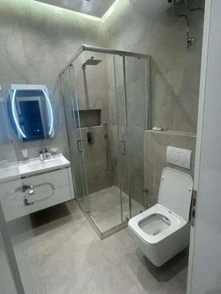 Tirane, jepet me qera apartament 2+1 Kati 7, 120 m² 1.200 € (Qender)