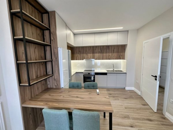 Tirane, jepet me qera apartament 1+1+Ballkon Kati 8, 78 m² 650 € (Fusha e Aviaconit)