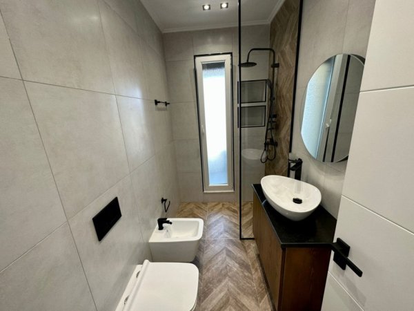 Tirane, jepet me qera apartament 1+1+Ballkon Kati 8, 78 m² 650 € (Fusha e Aviaconit)