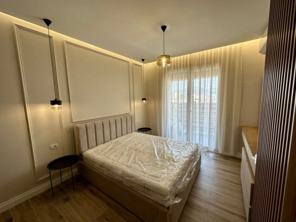 Tirane, jepet me qera apartament 1+1+Ballkon Kati 8, 78 m² 650 € (Fusha e Aviaconit)