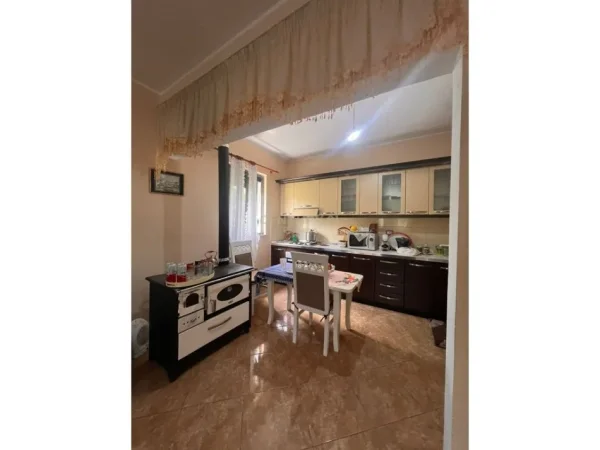 Tirane, shitet shtepi Kati 1, 100 m² 80.000 € 