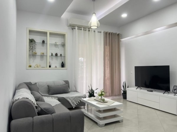 Tirane, jepet me qera apartament 1+1 Kati 2, 64 m² 600 € (Kopshti Botanik)