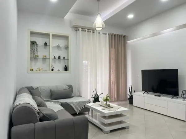 Tirane, jepet me qera apartament 1+1 Kati 2, 64 m² 600 € (Kopshti Botanik)