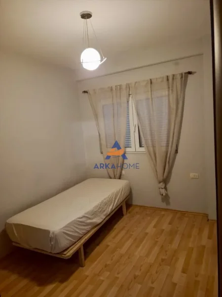 Tirane, jepet me qera apartament 2+1+Ballkon Kati 3, 94 m² 550 € (XHON KENEDI)