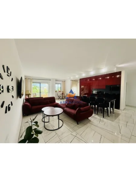 Tirane, jepet me qera apartament 2+1+Ballkon Kati 5, 130 m² 1.300 € (LIQENI I THATE)