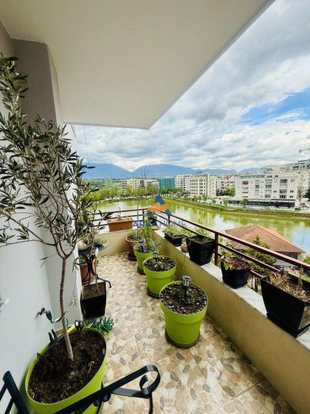 Tirane, jepet me qera apartament 2+1+Ballkon Kati 5, 130 m² 1.300 € (LIQENI I THATE)