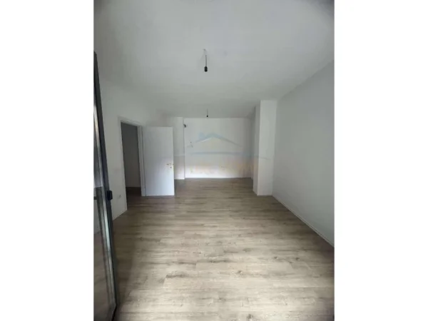 Tirane, jepet me qera apartament 1+1 Kati 3, 86 m² 350 € (Unaza e Re)