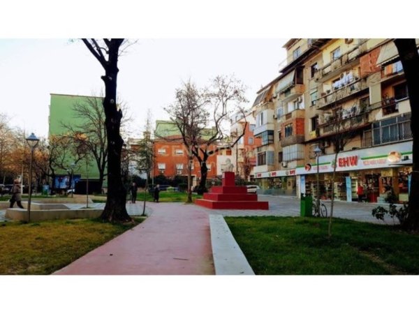 Tirane, shitet dyqan Kati 0, 29 m² 150.000 € (BUZE RRUGE NE BULEVARDIN BAJRAM CURRI)