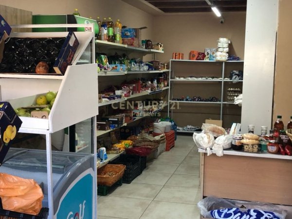 Tirane, shitet dyqan Kati 0, 29 m² 150.000 € (BUZE RRUGE NE BULEVARDIN BAJRAM CURRI)