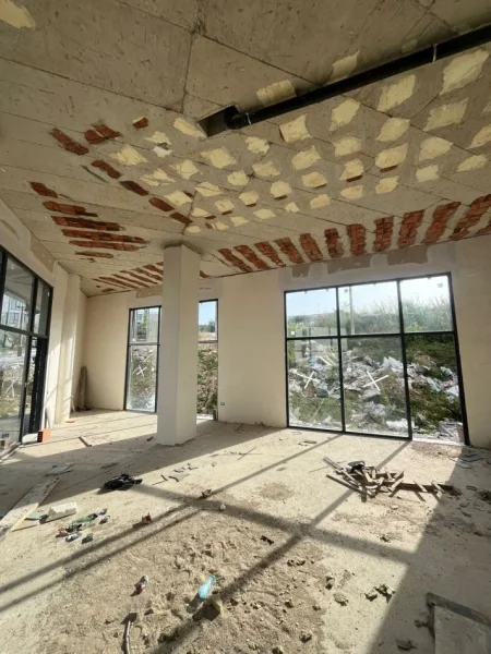 Tirane, jepet me qera ambjent biznesi Kati 0, 92 m² 1.800 € (Liqeni i Thate, prane Spitalit te Kafsheve)