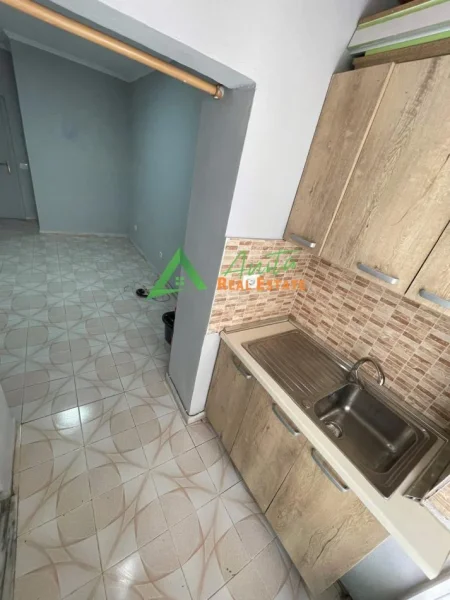 Tirane, jepet me qera dyqan Kati 0, 25 m², 27 000 Leke/muaj (Myslym Shyri)