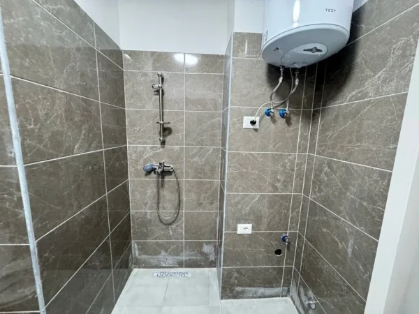 Tirane, jap me qera apartament 1+1+Ballkon Kati 2, 55 m² 350 € (rruga shyqyri ishmi)