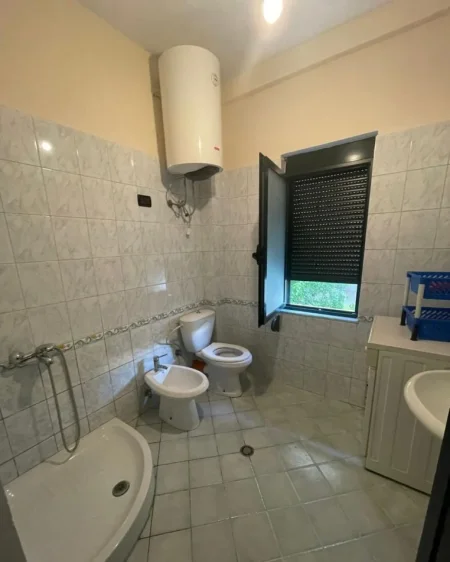 Tirane, jap me qera apartament 1+1 Kati 1, 55 m² 350 € (rruga david selenica)