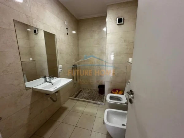 Tirane, jepet me qera zyre Kati 6, 131 m² 1.300 € (zogu i zi)