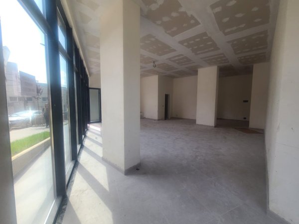Tirane, jepet me qera dyqan Kati 0, 1.200 € (Mbrapa ambasades amerikane)