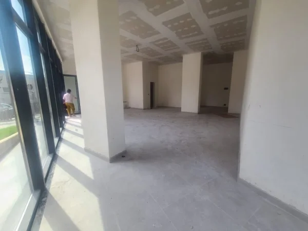 Tirane, jepet me qera dyqan Kati 0, 1.200 € (Mbrapa ambasades amerikane)