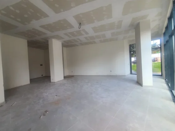 Tirane, jepet me qera dyqan Kati 0, 1.200 € (Mbrapa ambasades amerikane)