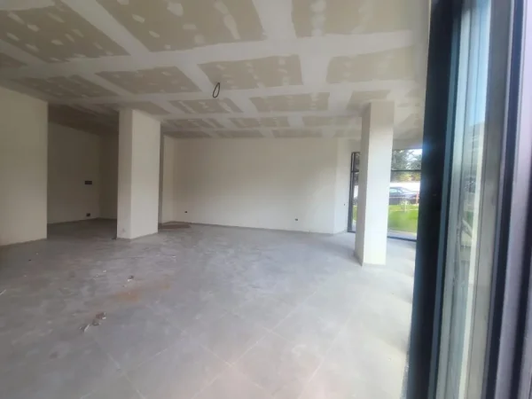 Tirane, jepet me qera dyqan Kati 0, 1.200 € (Mbrapa ambasades amerikane)