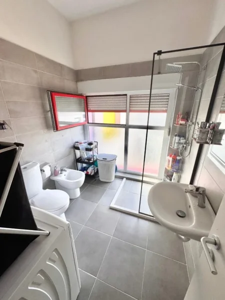 Tirane, shes apartament 2+1+Ballkon Kati 4, 82 m² 130.000 € (rruga pasho hysa)