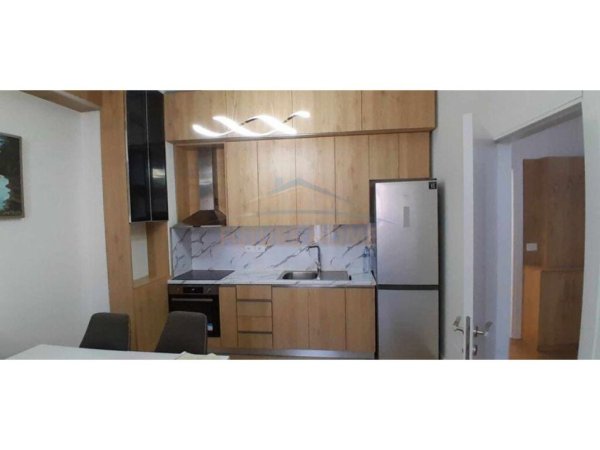 Tirane, jepet me qera apartament 2+1+Ballkon , 100 m² 800 € (DERVISH HEKALI)