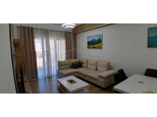 Tirane, jepet me qera apartament 2+1+Ballkon , 100 m² 800 € (DERVISH HEKALI)