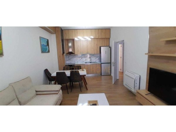 Tirane, jepet me qera apartament 2+1+Ballkon , 100 m² 800 € (DERVISH HEKALI)