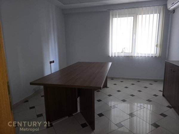 Tirane, jepet me qera zyre Kati 5, 130 m² 1.300 € (BLLOK)