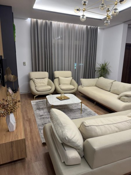 Tirane, jepet me qera apartament 3+1+Ballkon Kati 1, 150 m² 1.000 € (Rruga Abraham Lincoln)