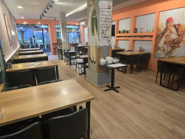 Tirane, jepet me qera bar-resorant Kati 0, 165 m² 25.000 € (rruga e kavajes)