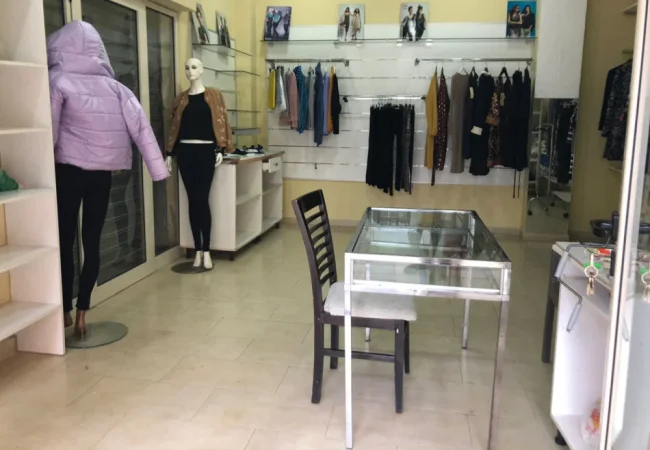 Tirane, jepet me qera dyqan Kati 0, 25 m² 350 € (DON BOSKO)