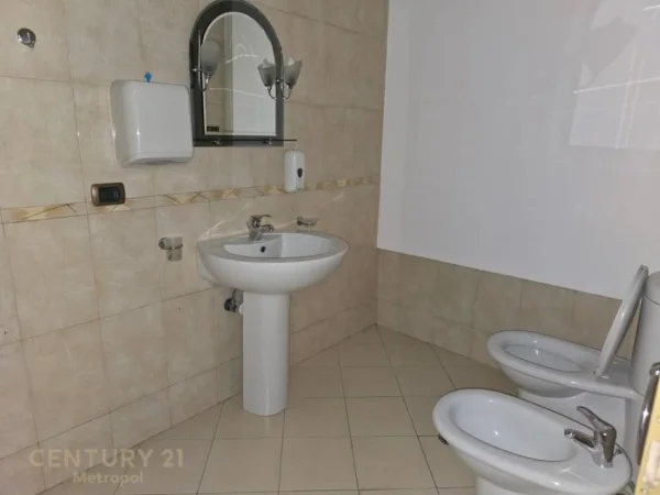 Tirane, jepet me qera zyre Kati 5, 130 m² 1.300 € (Rruga Sami Frasheri)