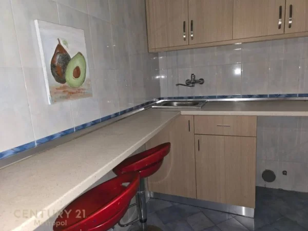 Tirane, jepet me qera zyre Kati 5, 130 m² 1.300 € (Rruga Sami Frasheri)