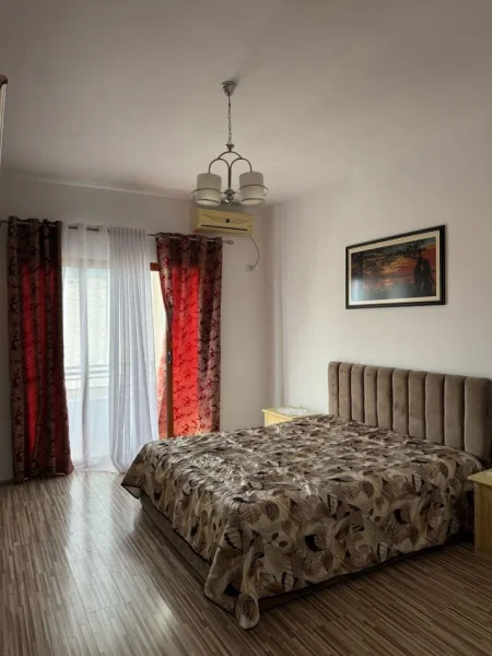 Tirane, jepet me qera apartament 2+1+Aneks+Ballkon Kati 5, 100 m² 100 € (rruga 5 Maj)