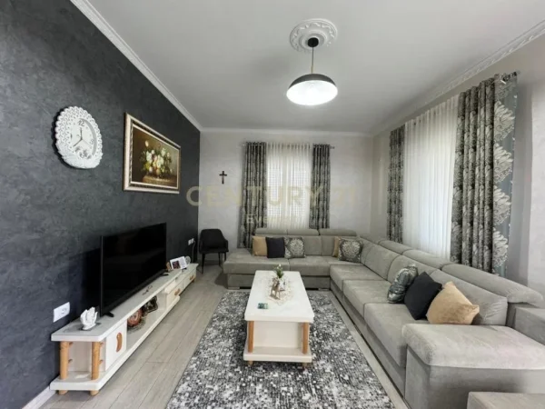 Tirane, jepet me qera apartament 2+1 Kati 2, 105 m² 600 € (Prane vilave gjermane)