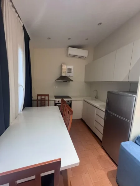 Tirane, jepet me qera shtepi 2+1+Aneks+Ballkon Kati 2, 120 m² 600 € (rruga Myslym Shyr)