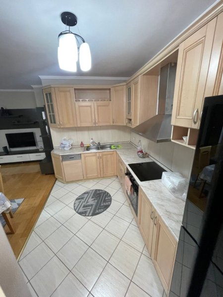 Tirane, jepet me qera apartament 2+1+Ballkon Kati 5, 120 m² 1.000 € (Stadiumi Air Albania)