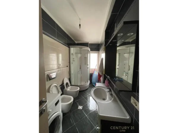 Tirane, shes apartament 3+1+2+ 2 POSTE PARKIMI , 135 m² 360.000 € (Komuna e Parisit)