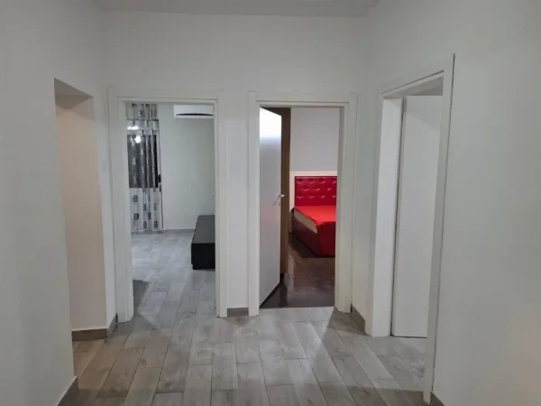 Durres, jepet me qera apartament 2+1+Ballkon Kati 4, 100 m² 600 € (ALI DEMI)
