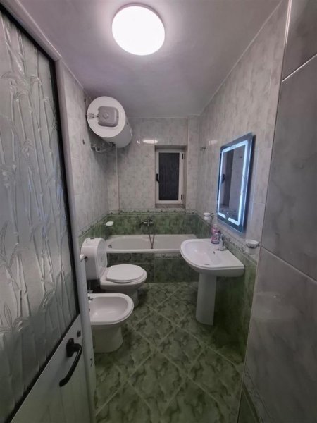 Durres, jepet me qera apartament 2+1+Ballkon Kati 4, 100 m² 600 € (ALI DEMI)