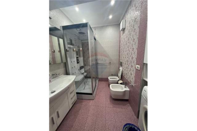 Tirane, jepet me qera apartament 2+1+A+BLK Kati 5, 100 m² 700 Euro (Rr. Barrikadave)