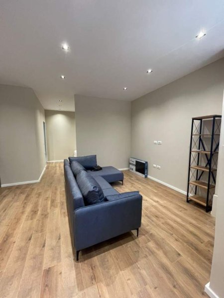 Tirane, jepet me qera garsonier 1+1 Kati 0, 40 m² 400 Euro (Rruga riza cerova)