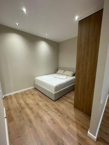 Tirane, jepet me qera garsonier 1+1 Kati 0, 40 m² 400 Euro (Rruga riza cerova)