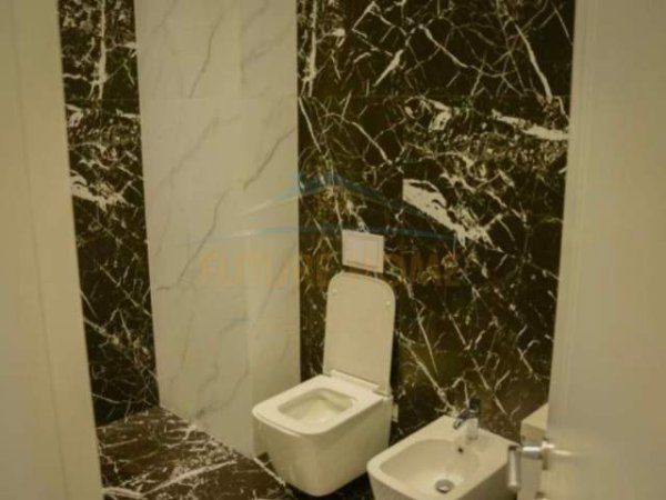 Tirane, jepet me qera apartament 2+1+BLK Kati 7, 100 m² 1.000 Euro (Rruga e Kavajes)