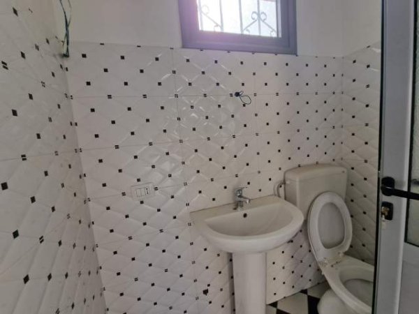 Vlore, jepet me qera ambjent biznesi Kati 0, 220 m² 500 Euro