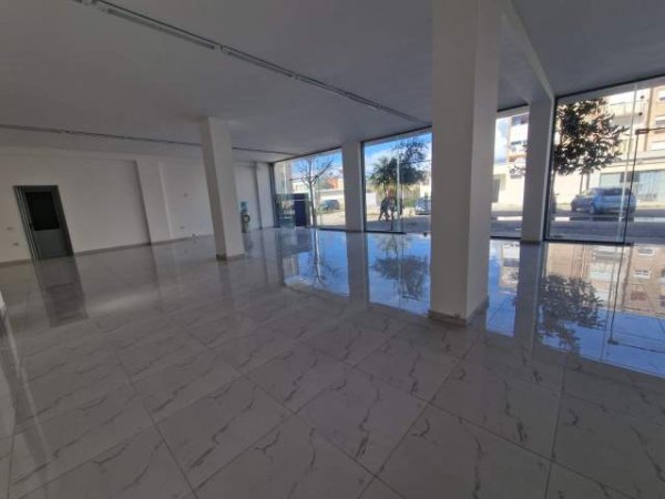 Vlore, jepet me qera ambjent biznesi Kati 0, 220 m² 500 Euro